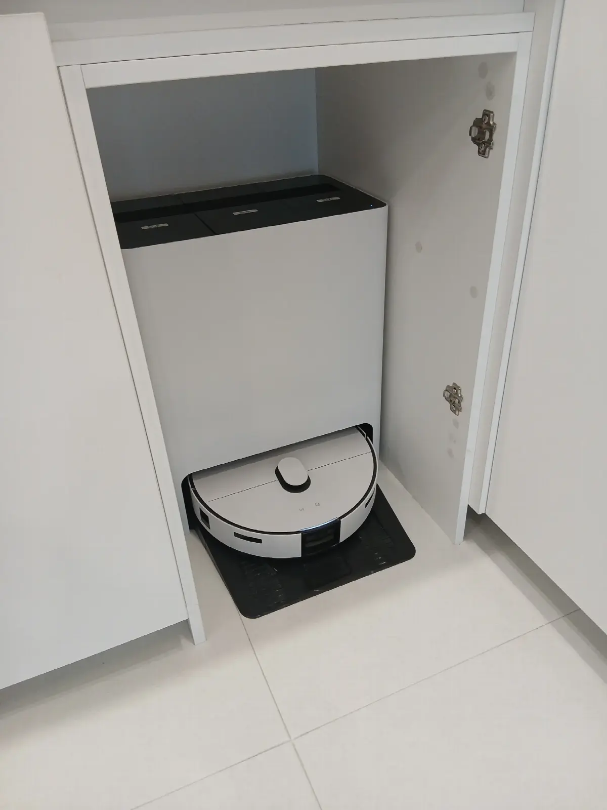 문을 연 수납장 안의 도크입니다.