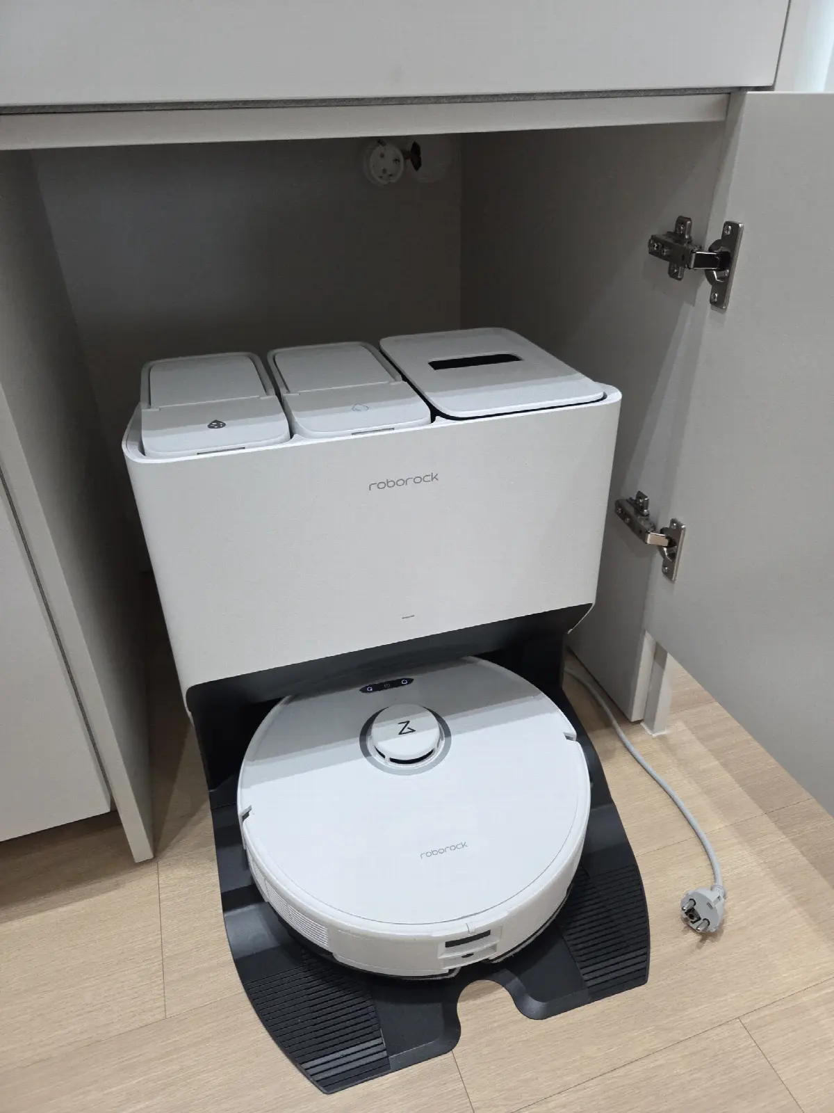 수납장 안 로봇청소기와 도크