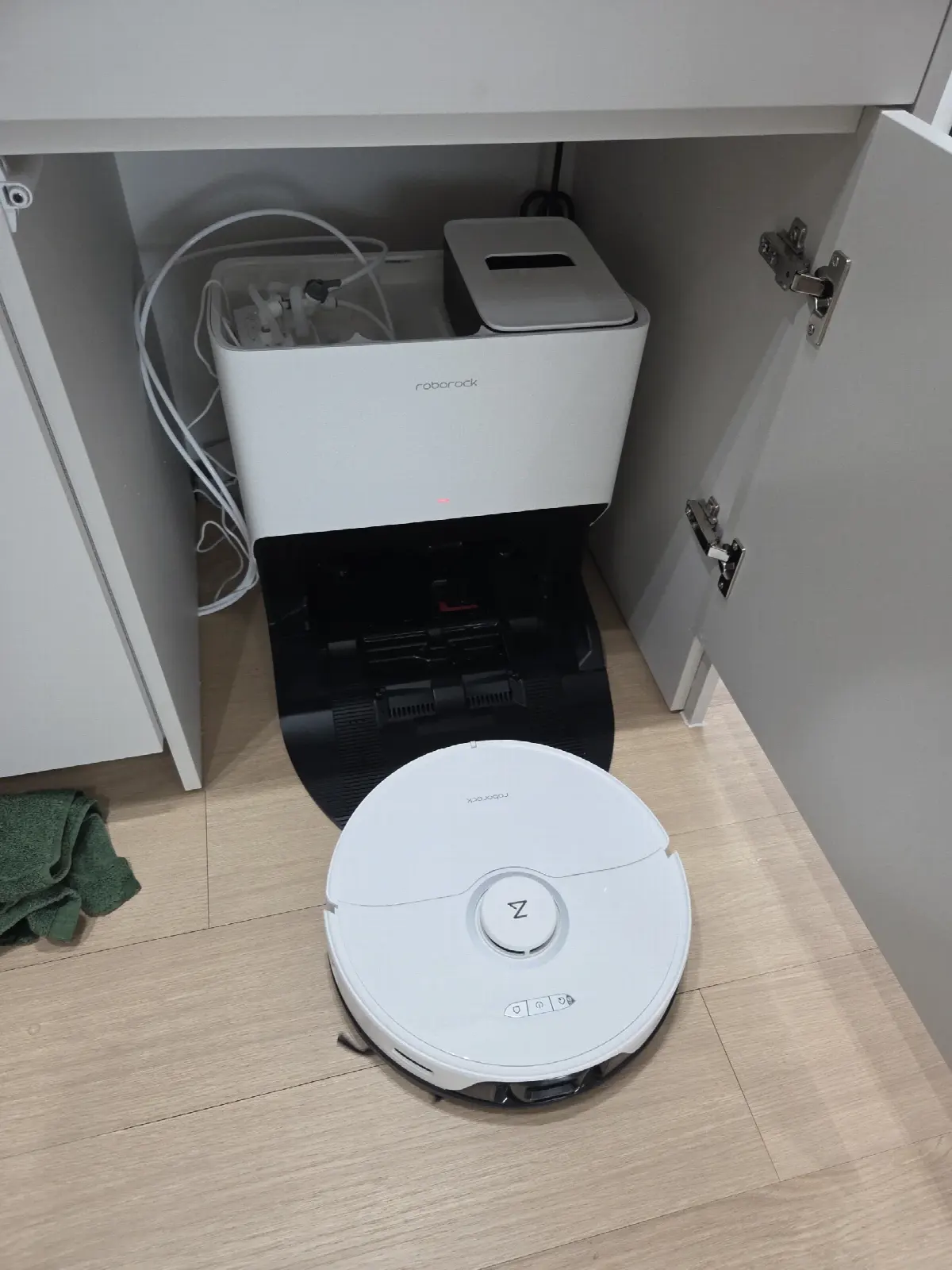 도크 위쪽으로 호스가 지나가는 모습입니다.